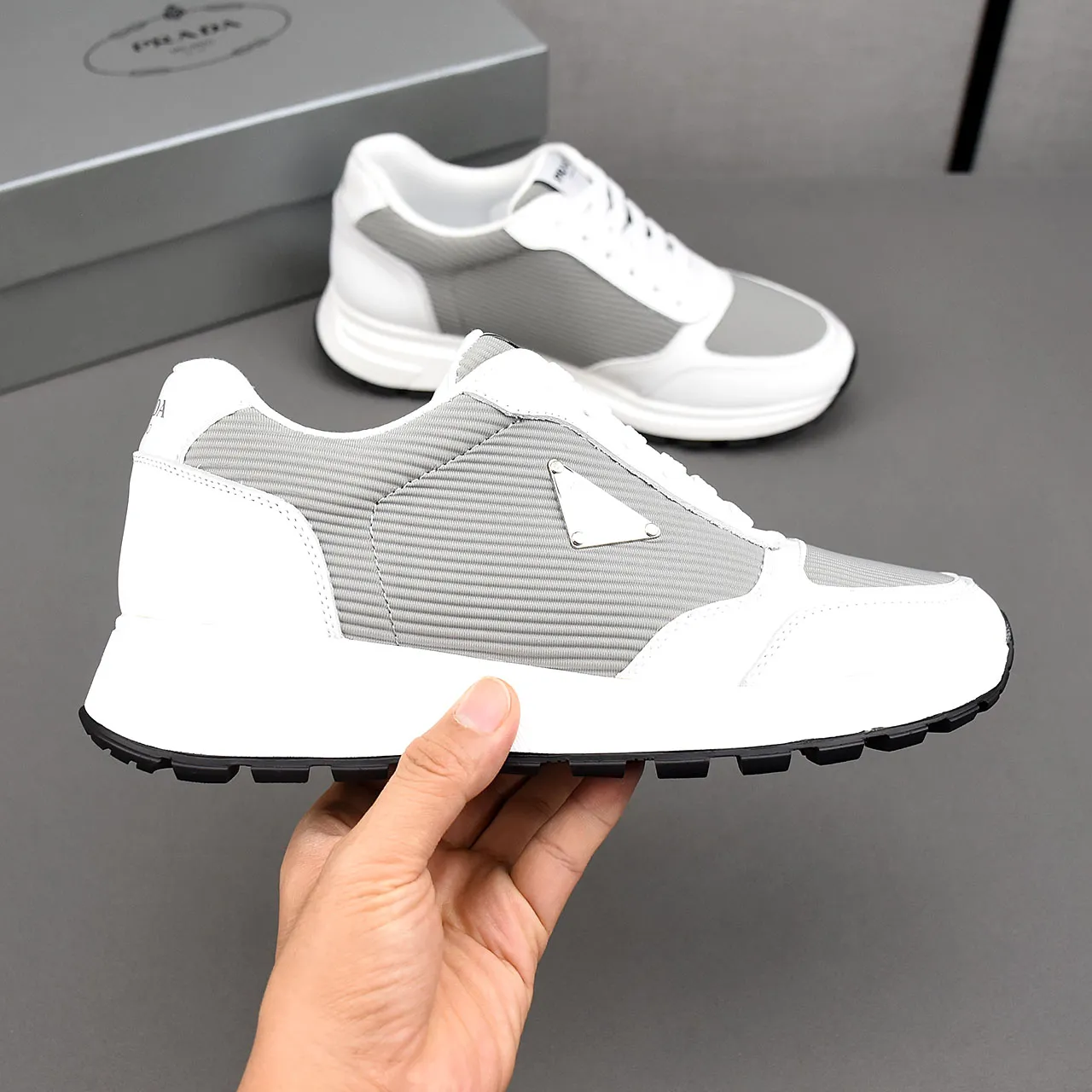 PP460👟👟👟Prada/Prada Prax men's series casual sports shoes Prax sports shoes combine style and comfort, with a unique sports design defined by exquisite materials and details. Fashionable, casual and versatile, it is decorated with an enameled triangle logo on the outside, a Prada Milano printed logo on the tongue, and a 2.5cm lightweight two-tone rubber sole for a comfortable wearing experience! Size: 38-39-40-41-42-43-44 standard leather shoe size